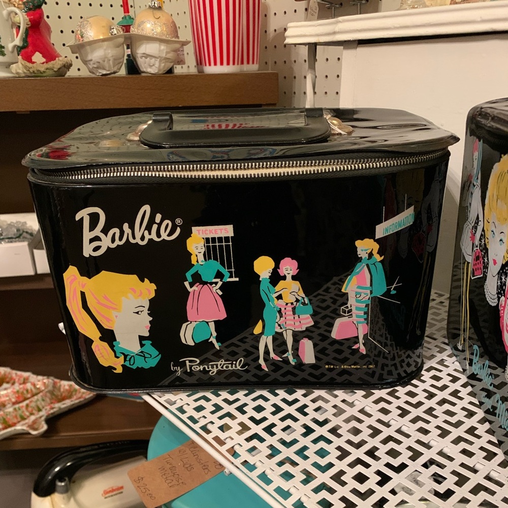 Vintage Barbie makeup/storage case